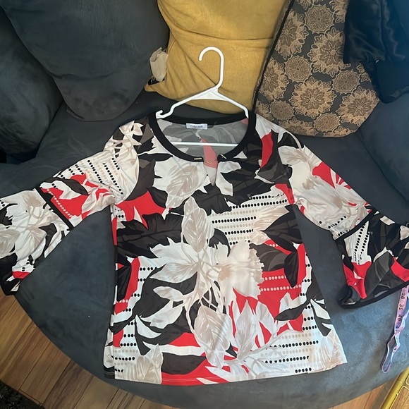 Calvin Klein floral blouse NWOT,medium, bell sleeves - Picture 3 of 7